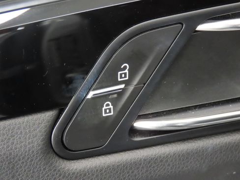 Certified 2026 Porsche Macan AWD/4WD image 37