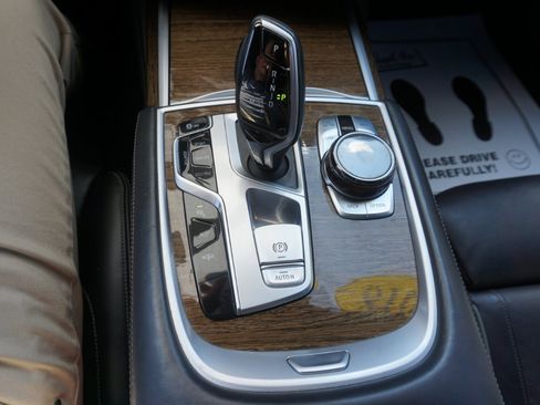 Used 2018 BMW 750i xDrive image 16