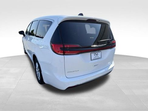 Used 2024 Chrysler Pacifica Touring-L FWD image 6