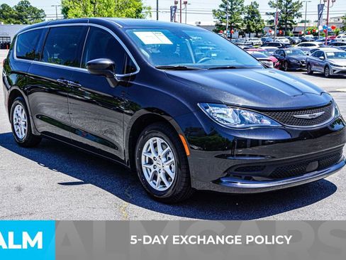 Used 2023 Chrysler Voyager LX FWD image 3