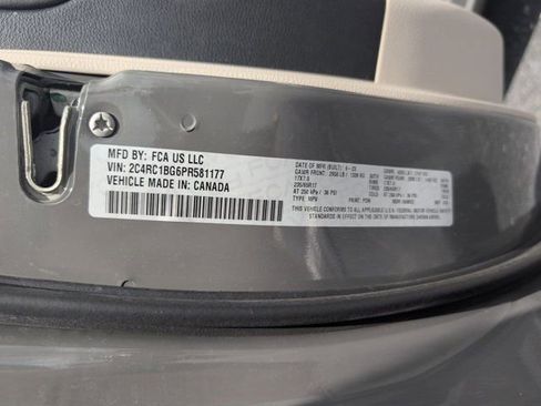 Used 2023 Chrysler Pacifica Touring-L image 35