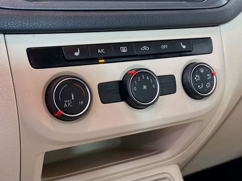 Used 2015 Volkswagen Tiguan SE image 18
