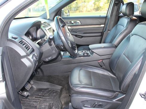 Used 2017 Ford Explorer Limited image 25