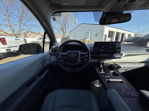 Used 2021 Toyota Sienna XLE image 2