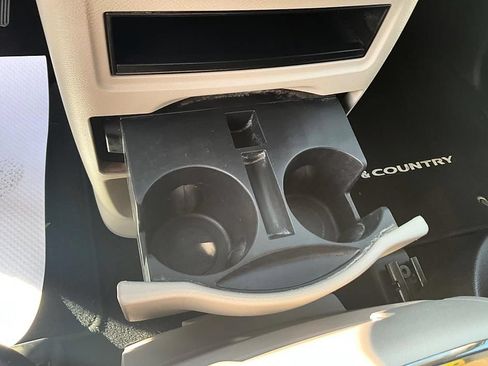 Used 2016 Chrysler Town & Country Touring w/ Driver Convenience Group FWD image 24