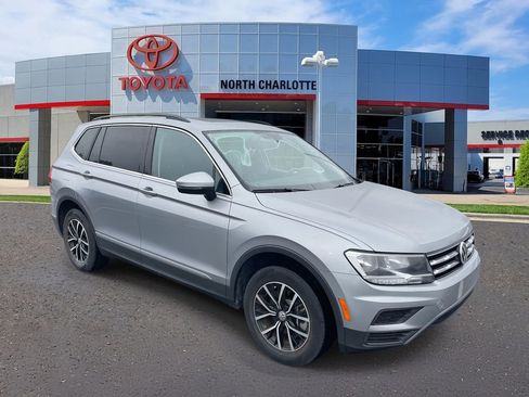 Used 2021 Volkswagen Tiguan SE w/ Panoramic Sunroof Package image 3