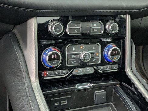 Used 2022 GMC Yukon XL Denali image 18