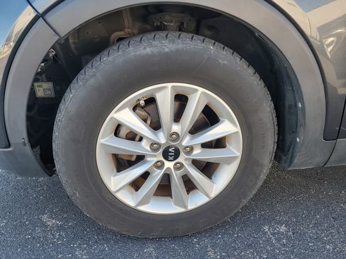 Used 2020 Kia Sorento LX V6 image 9