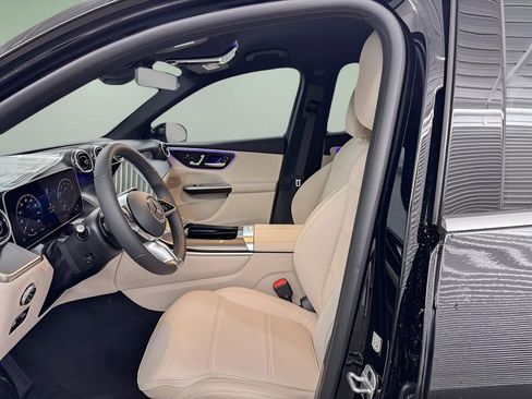 Used 2025 Mercedes-Benz GLC 300 image 2