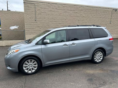 Used 2011 Toyota Sienna XLE w/ Premium Pkg AWD/4WD image 8