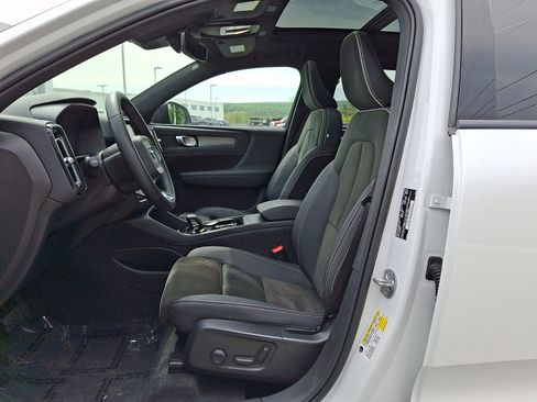 Certified 2023 Volvo XC40 B5 Plus w/ Protection Package Premier AWD/4WD image 14