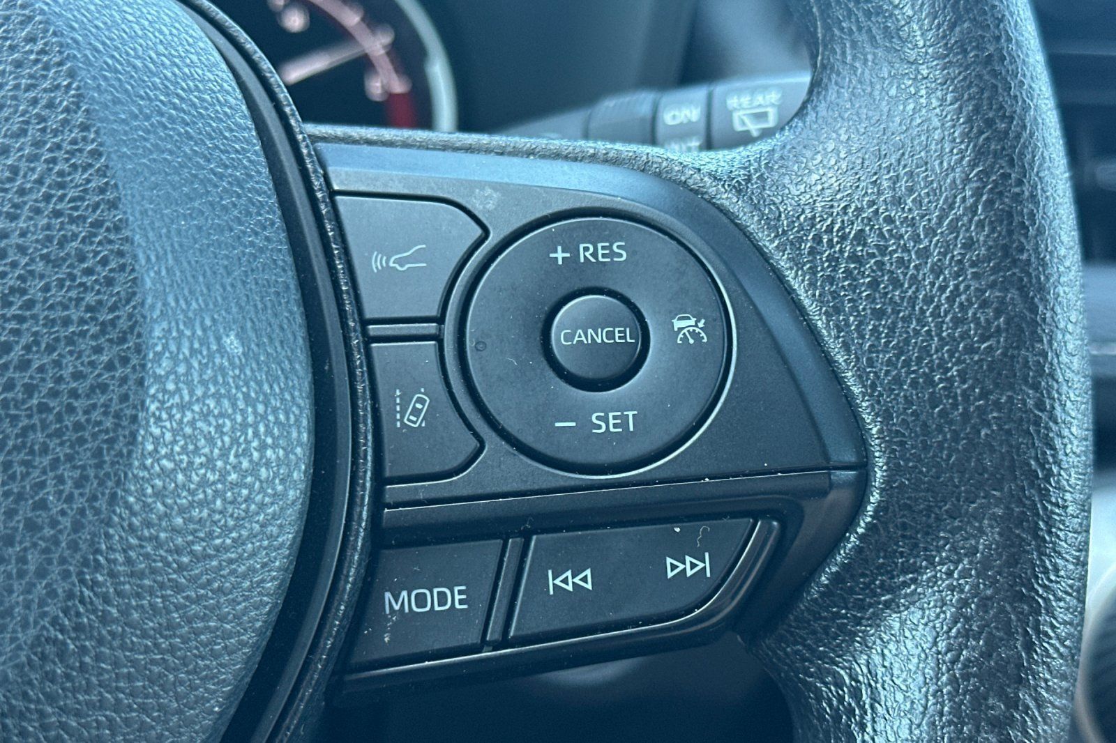 Used 2025 Toyota RAV4 XLE FWD image 36