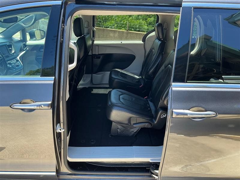 Used 2018 Chrysler Pacifica Touring-L FWD image 32