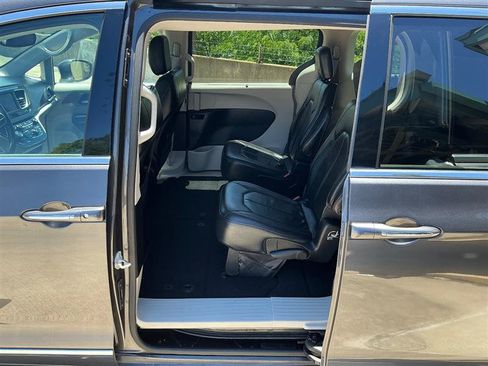 Used 2018 Chrysler Pacifica Touring-L FWD image 32