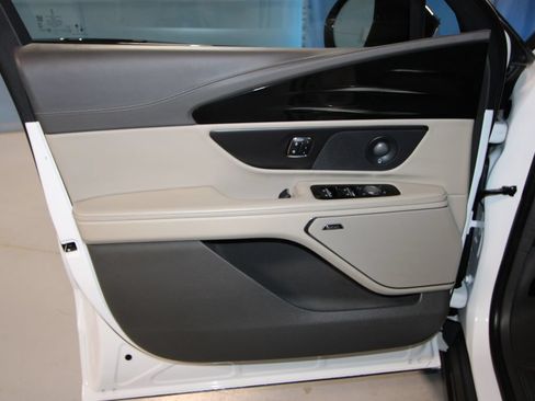 Used 2025 Lincoln Nautilus Reserve AWD/4WD image 5