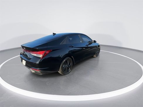 Used 2023 Hyundai Elantra SEL w/ Preferred Accessory Package image 8