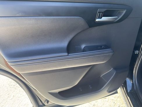 Used 2024 Toyota Highlander XLE image 25