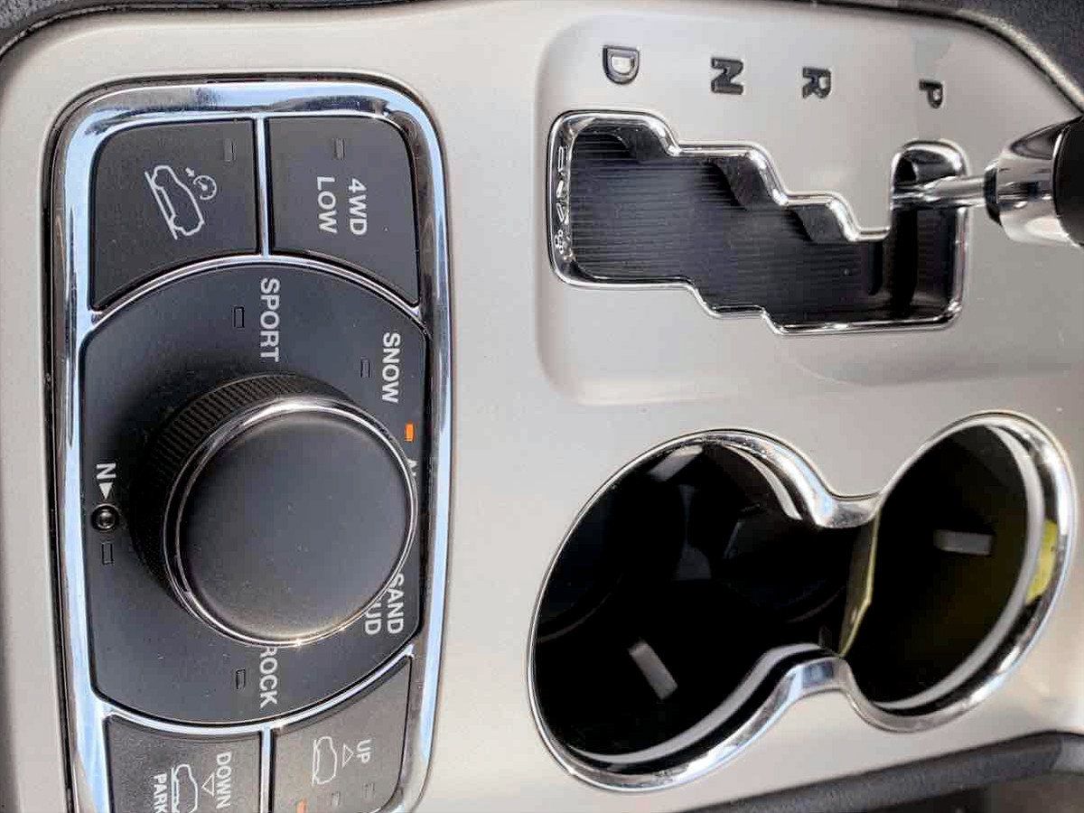 Used 2013 Jeep Grand Cherokee Overland w/ Advance Technology Group AWD/4WD image 32