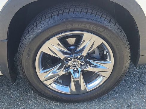 Used 2019 Toyota Highlander Limited Platinum AWD/4WD image 10