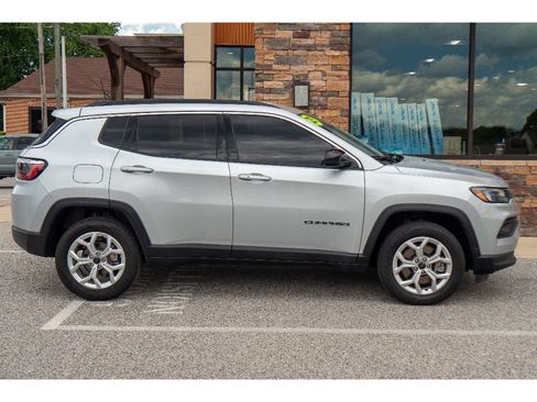 Used 2025 Jeep Compass Latitude AWD/4WD image 2