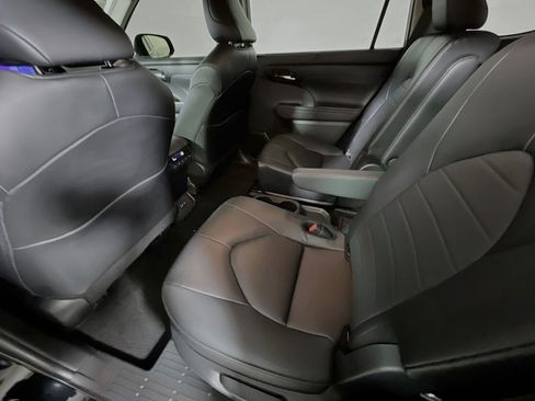 Used 2024 Toyota Highlander XLE FWD image 29