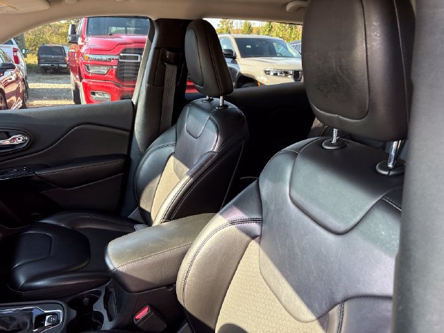 Used 2019 Jeep Cherokee Latitude Plus AWD/4WD image 9
