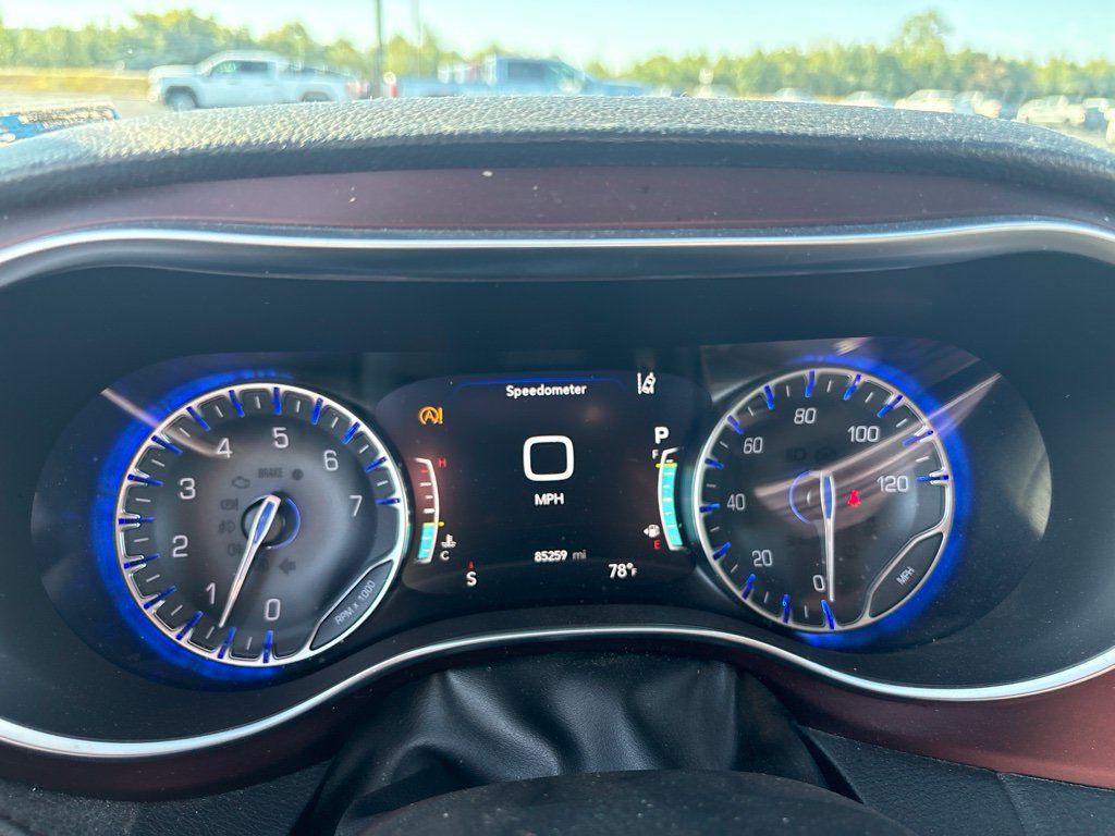Used 2020 Chrysler Pacifica Limited w/ Advanced Safetytec Group FWD image 19