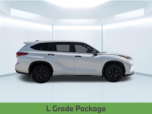 Used 2023 Toyota Highlander L FWD image 9