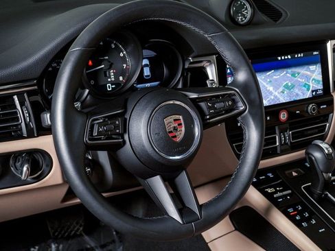 Certified 2025 Porsche Macan image 18