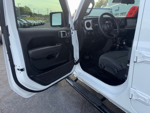 Used 2025 Jeep Gladiator Sport image 9