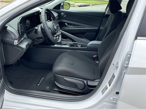 Used 2024 Hyundai Elantra SEL w/ Convenience Package image 10