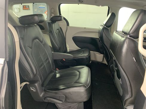 Used 2019 Chrysler Pacifica Limited FWD image 34