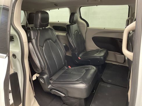Used 2017 Chrysler Pacifica Touring-L Plus image 27