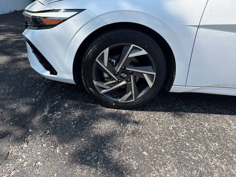 Used 2025 Hyundai Elantra Limited FWD image 29