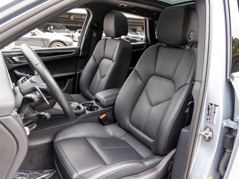 Certified 2026 Porsche Macan AWD/4WD image 5