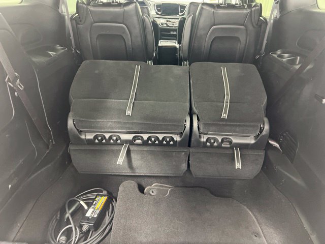 Used 2023 Chrysler Pacifica Touring-L w/ S Appearance Package FWD image 9