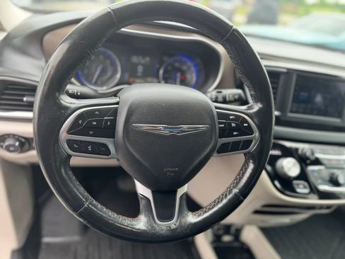 Used 2019 Chrysler Pacifica Touring-L FWD image 19