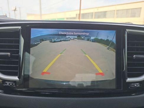 Used 2022 Chrysler Pacifica Touring-L FWD image 9