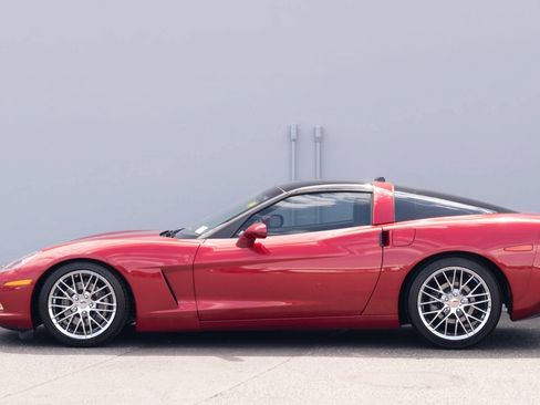 Used 2005 Chevrolet Corvette Coupe w/ Preferred Equipment Group RWD image 18