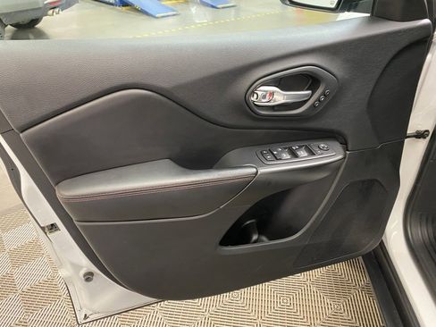 Used 2019 Jeep Cherokee Trailhawk image 12