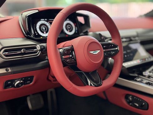 Used 2025 Aston Martin Vanquish image 12