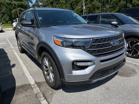 Used 2022 Ford Explorer XLT w/ Equipment Group 202A RWD image 2
