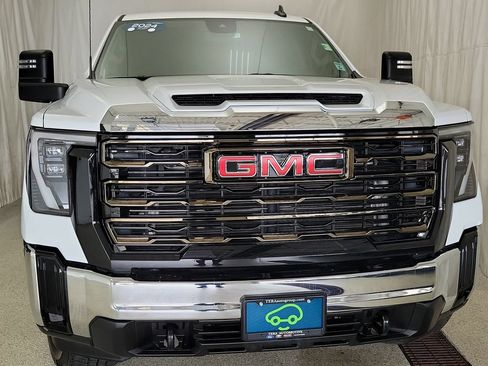 Certified 2024 GMC Sierra 2500 Pro AWD/4WD image 2