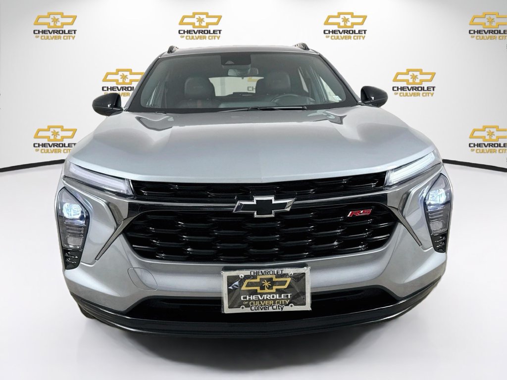 Used 2024 Chevrolet Trax RS w/ Sunroof Package FWD image 2