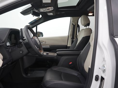 Used 2026 Toyota Sienna Platinum AWD/4WD image 27