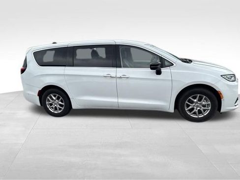 Used 2024 Chrysler Pacifica Touring-L FWD image 5