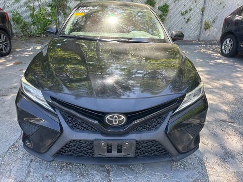 Used 2019 Toyota Camry SE image 2