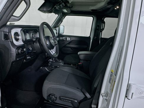 Used 2025 Jeep Wrangler Sahara image 13