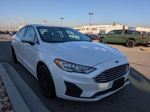 Used 2020 Ford Fusion SE image 3