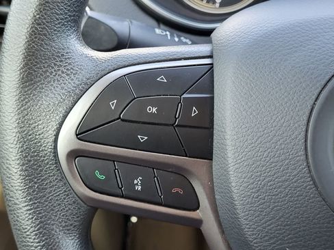 Used 2021 Jeep Cherokee Latitude FWD image 17